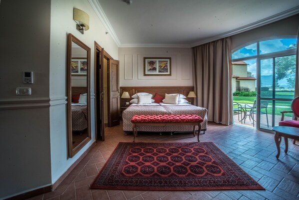 Junior Studio Suite | 1 bedroom, in-room safe, desk, iron/ironing board