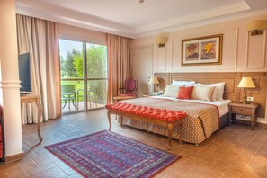 Junior Studio Suite | 1 bedroom, in-room safe, desk, iron/ironing board
