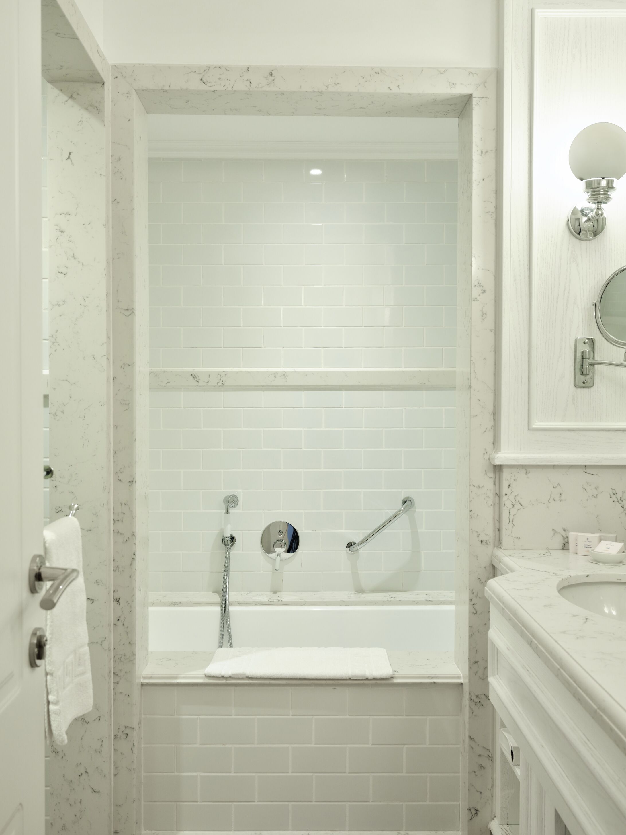 Ein Badezimmer mit einer Badewanne, einem Waschbecken und einem Spiegel.