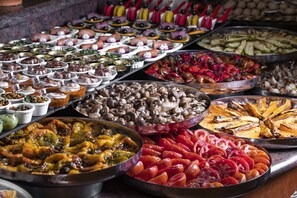 Breakfast and dinner served, local and international cuisine