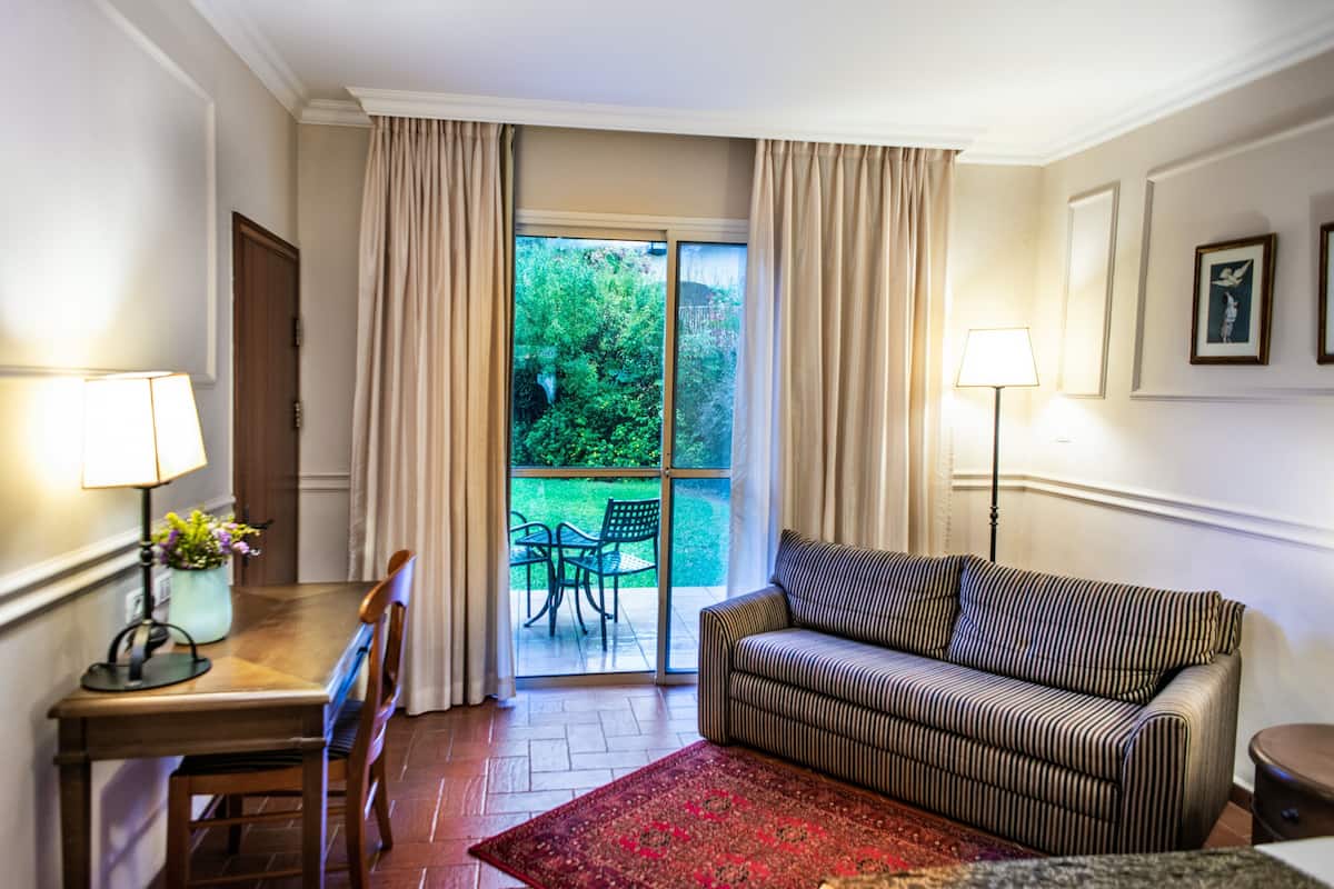 Chambre Classique, terrasse, côté jardin | Salle de séjour
