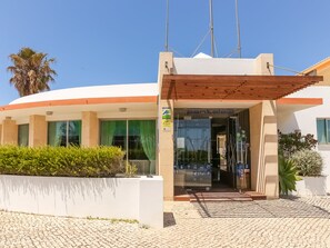 A modern building with a sign reading "pontalcia" and a clear entrance. - Pontalaia Apartamentos Turisticos (Vila do Bispo)