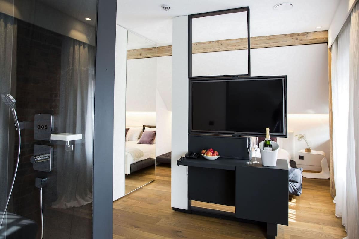 Premium Double Room, 1 Queen Bed, Bathtub | Premium bedding, minibar, in-room safe, soundproofing