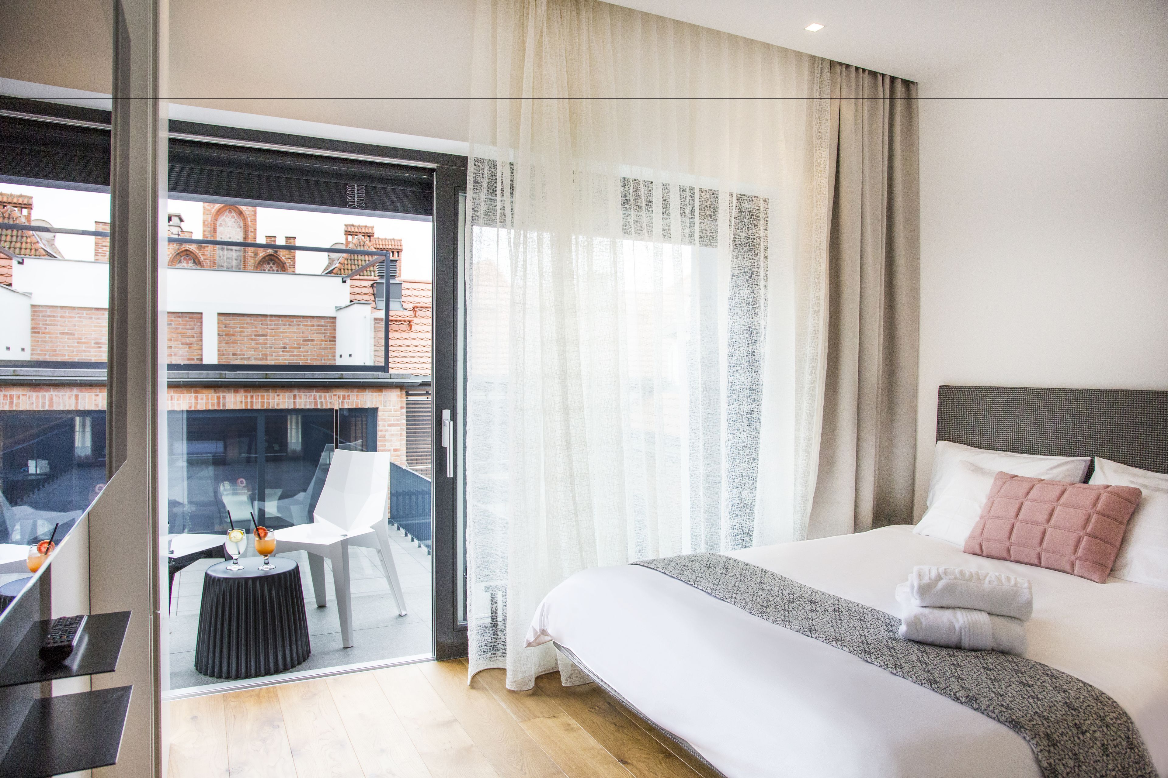 Standard Single Room, 1 Queen Bed, Balcony | Premium bedding, minibar, in-room safe, soundproofing