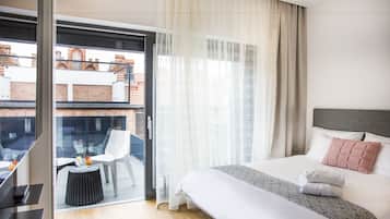 Standard Single Room, 1 Queen Bed, Balcony | Premium bedding, minibar, in-room safe, soundproofing