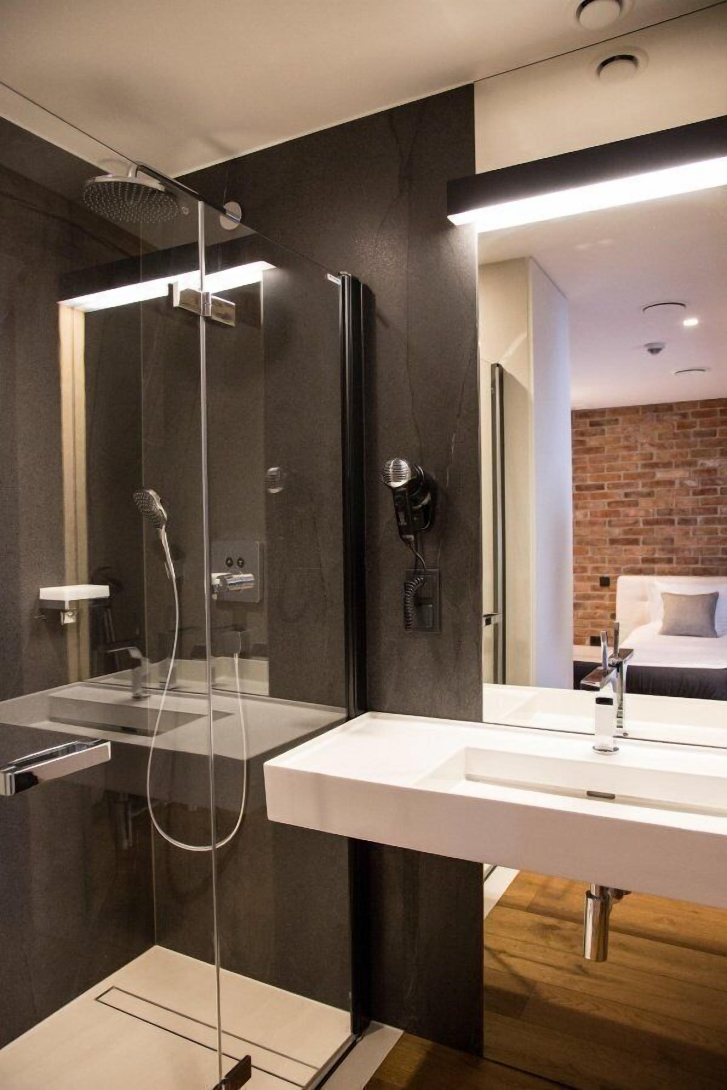 standard single room, 1 queen bed, balcony | bathroom | shower, free toiletries, hair dryer, bathrobes