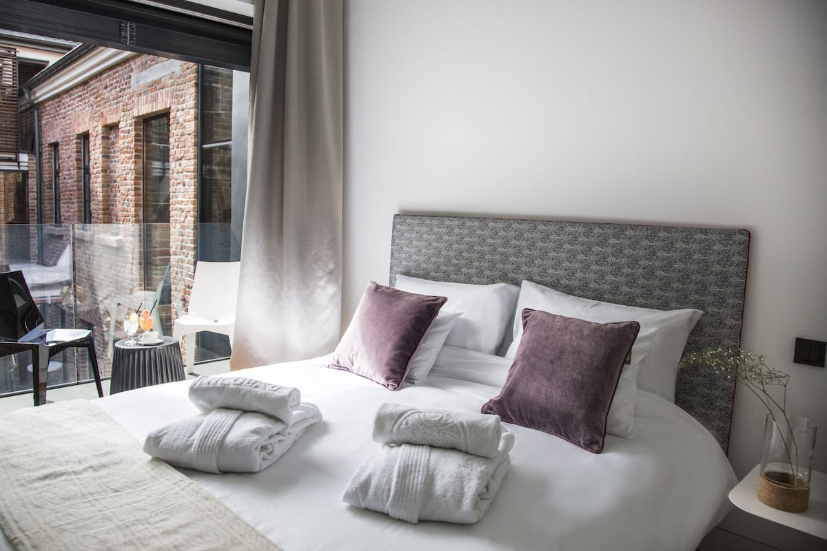Standard Double Room, 1 Queen Bed | Premium bedding, minibar, in-room safe, soundproofing