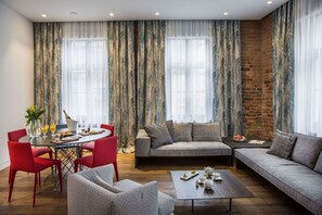 Suite, 1 soverom, 2 bad | Sengetøy av topp kvalitet, minibar, safe på rommet og lydisolert