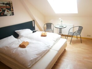 Habitación con 2 camas individuales, baño compartido | Cunas o camas infantiles gratuitas y camas supletorias
