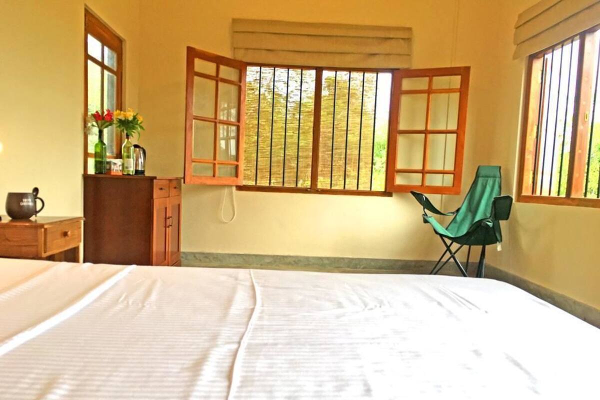 Kamar Double Grand, 1 kamar tidur, kamar mandi pribadi, pemandangan danau | Seprai Frette Italia, seprai premium, dan meja kerja