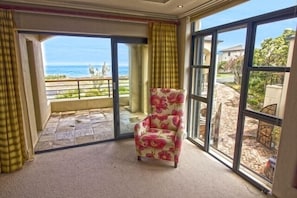 4 bedrooms, premium bedding, in-room safe, iron/ironing board - Stone Manor (Knysna)