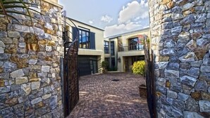 Unclassified image, 4 of 25, button - Stone Manor (Knysna)