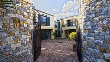 Pintu masuk hartanah