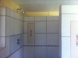 Badkamer met douche