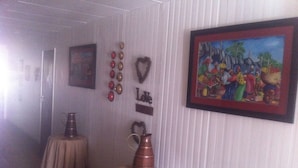 Un pasillo con un cuadro enmarcado, un adorno con forma de corazón y un letrero que dice 'Love'.