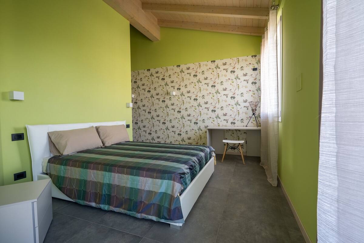 Une chambre à coucher avec un lit, un bureau et une chaise.