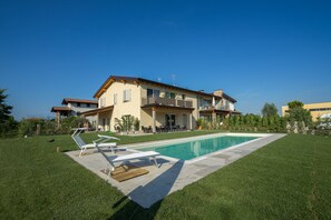 Seasonal outdoor pool - B&B Marylinda (Desenzano del Garda)