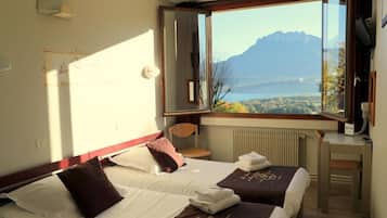 Een bureau, verduisterende gordijnen, gratis wifi, beddengoed