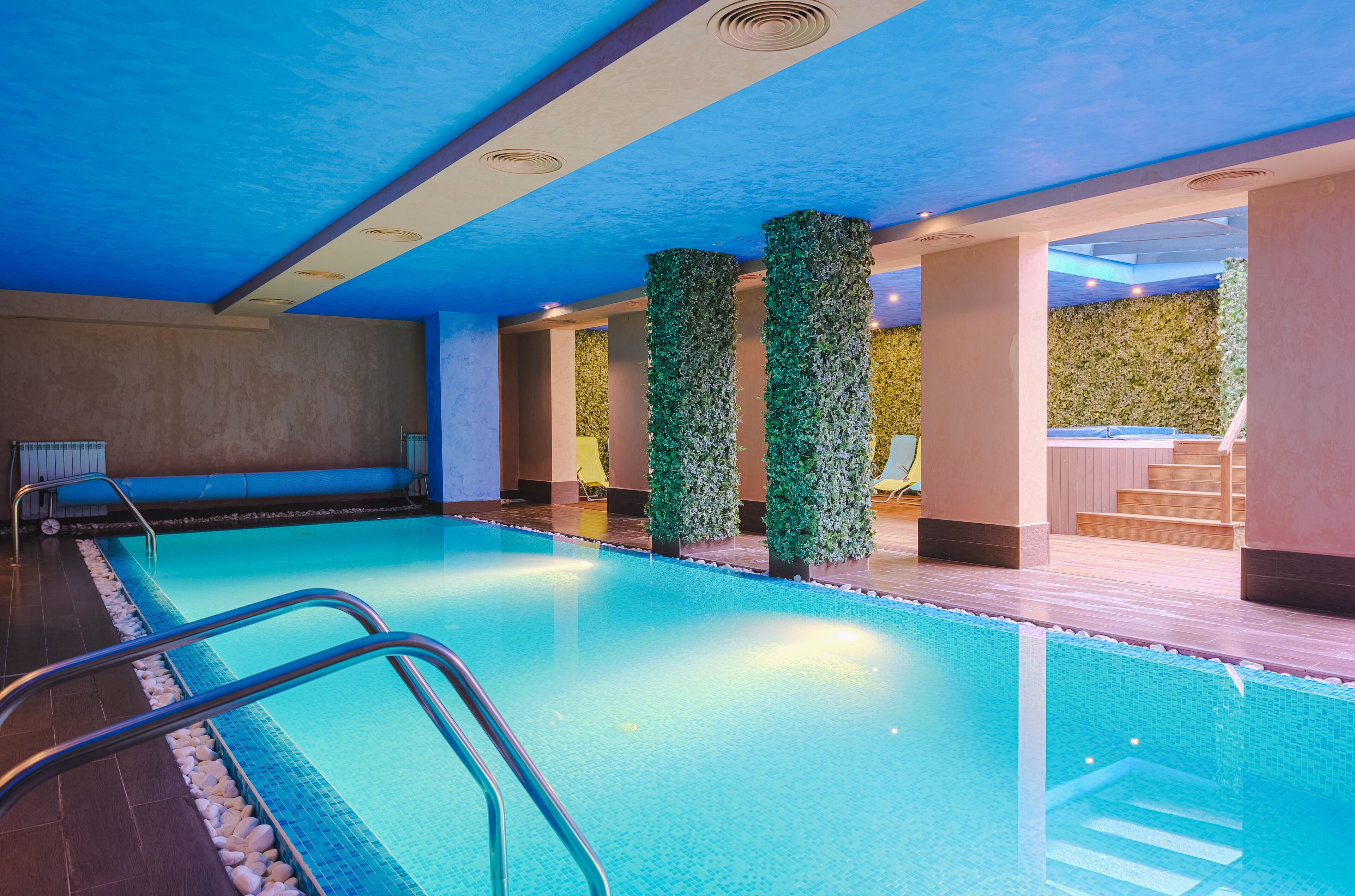 Indoor pool, pool loungers
