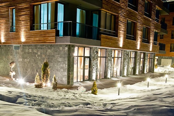 Vista frontal de la propiedad por la tarde o noche