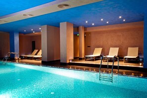 Indoor pool, sun loungers - Cornelia Deluxe Residence (Razlog)