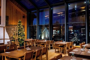 Petit déjeuner, déjeuner et dîner servis sur place