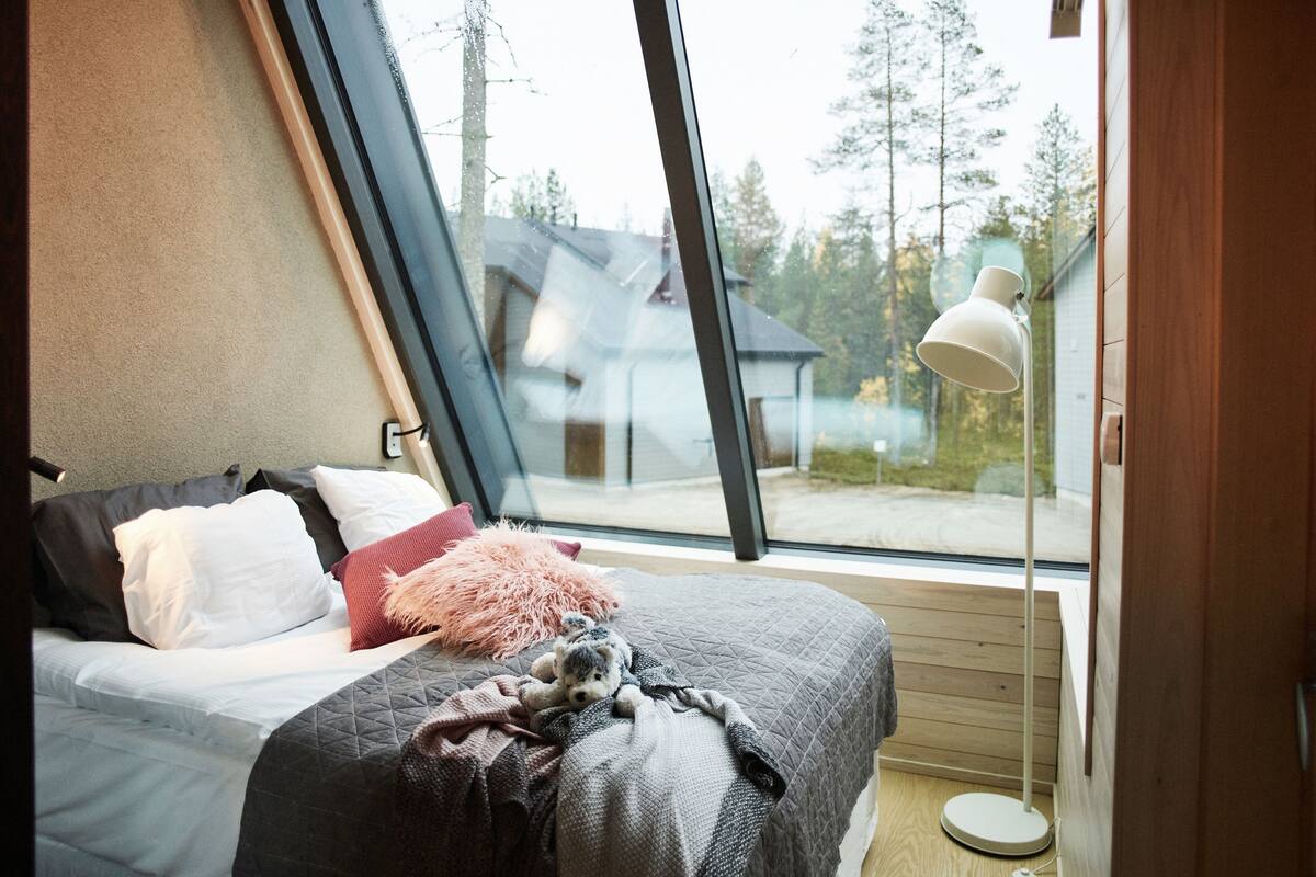 Premium bedding, minibar, in-room safe, soundproofing