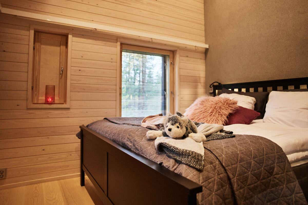 Premium bedding, minibar, in-room safe, soundproofing