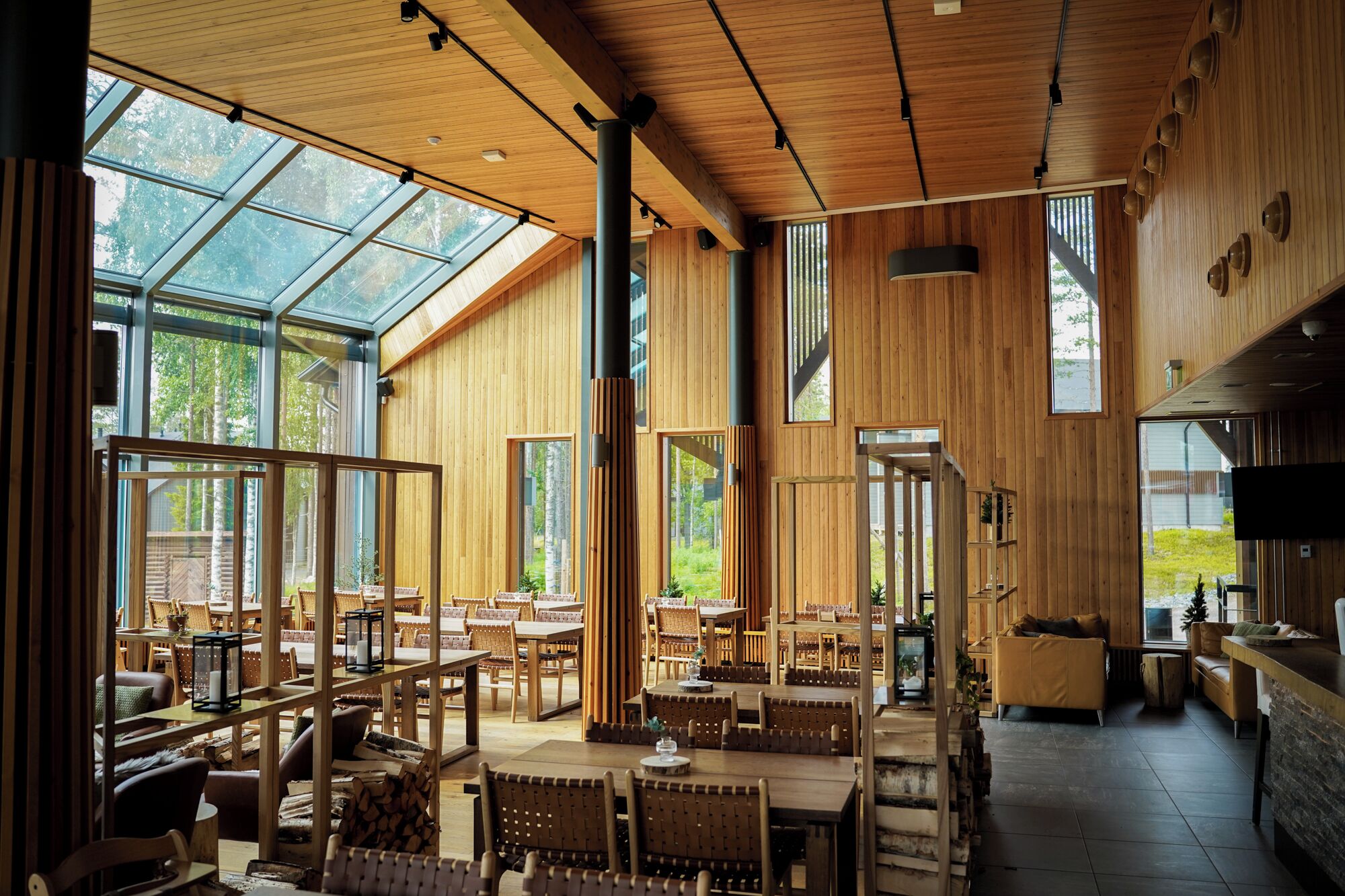 breakfast, lunch and dinner served