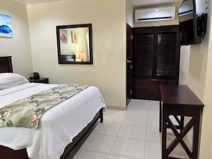 Suite Junior, 1 grand lit | Coffres-forts dans les chambres, bureau, fer et planche à repasser