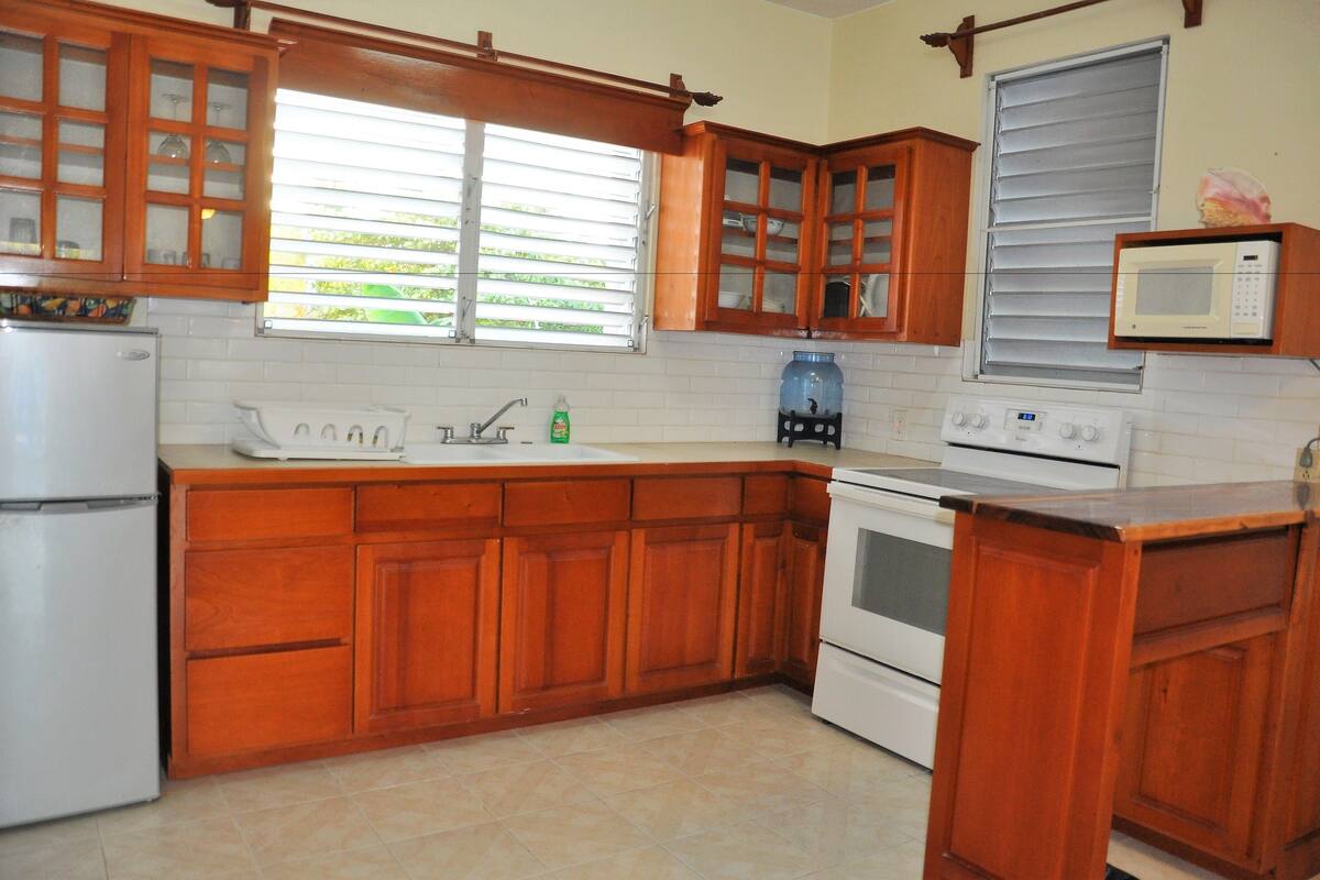 deluxe suite, 2 queen beds, sea view | private kitchen | fridge, microwave, coffee/tea maker