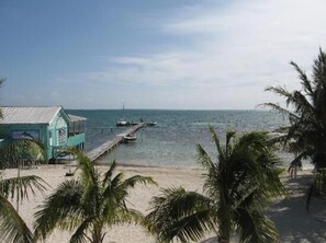 On the beach, sun loungers - Rainbow Hotel (Caye Caulker)