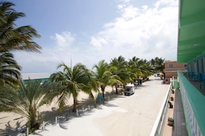 On the beach, sun loungers - Rainbow Hotel (Caye Caulker)