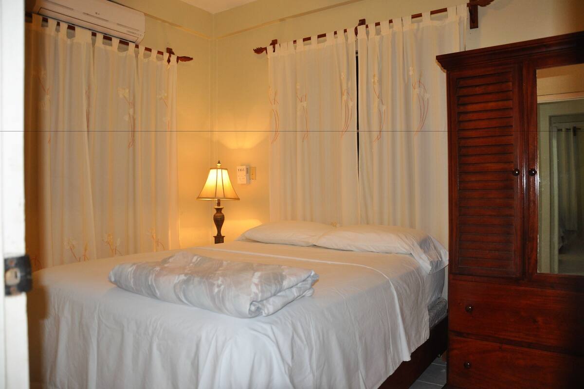 deluxe suite, 2 queen beds, sea view | in-room safe, desk, iron/ironing board, free wifi