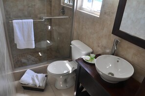 Chuveiro, produtos de toalete grátis, secador de cabelo 