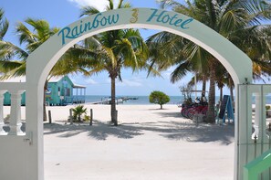 On the beach, sun loungers - Rainbow Hotel (Caye Caulker)