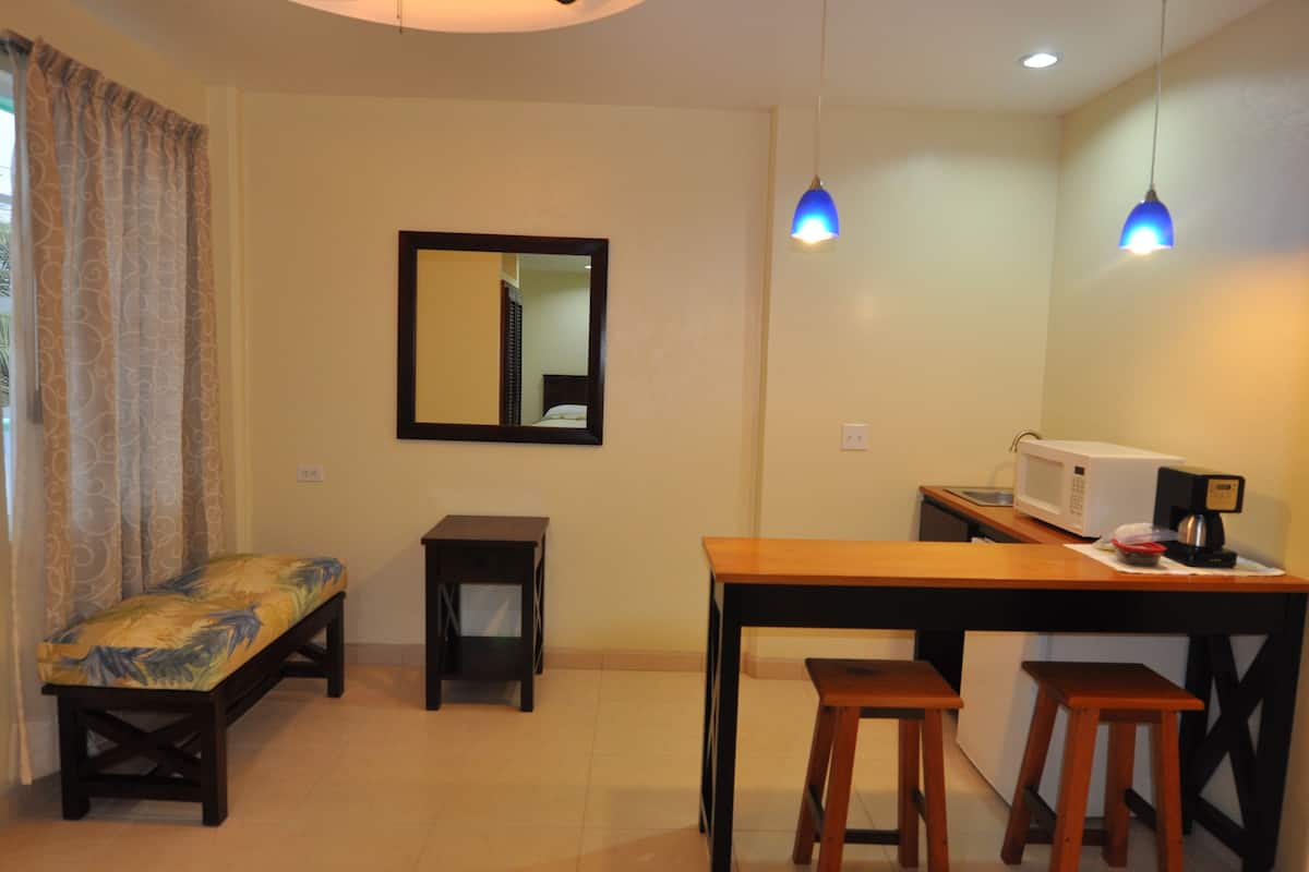 deluxe suite, 2 queen beds, sea view | living area | 32-inch flat-screen tv with cable channels, tv