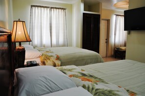 Suite – deluxe, 2 queensize-senger, sjøutsikt | Safe på rommet, skrivebord, strykejern/-brett og wi-fi (inkludert)