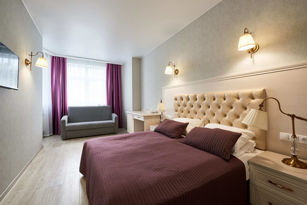 Comfort-Dreibettzimmer | Zimmersafe, Schreibtisch, Bügeleisen/Bügelbrett, kostenloses WLAN