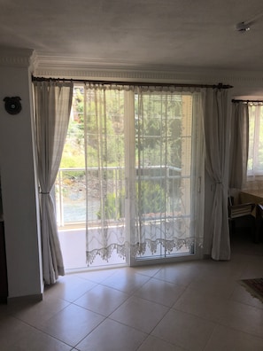 Apartamento, 1 quarto, sacada | 1 quarto, escrivaninha, quartos à prova de som