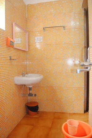 ORANGE DOUBLE OCCUPANCY ROOM | Bathroom | Shower, free toiletries, towels - Joe and Marietta's Guesthouse (Calangute)