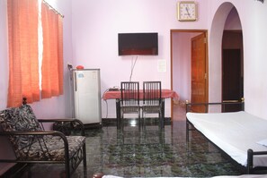 Palm 3-bedroom apartment | Living area | Flat-screen TV - Joe and Marietta's Guesthouse (Calangute)