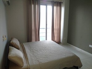 In-room safe, desk, iron/ironing board, free WiFi - Comfort Hotel & Apartments (Accra)