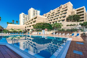2 outdoor pools, pool umbrellas, sun loungers - Apartamentos Playazul (Arona)