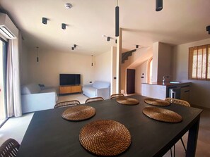 Caja de seguridad en la habitación, escritorio y cortinas blackout 