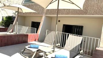 Studio Exclusif, terrasse | Coffres-forts dans les chambres, bureau, rideaux occultants