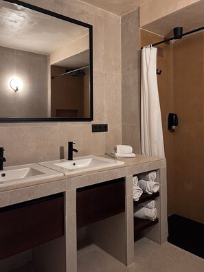 Shower, hair dryer, towels, soap - Apartamentos Playazul (Arona)