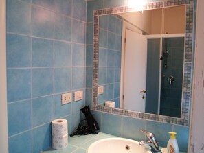Appartement, 2 chambres | Lavabo de la salle de bain