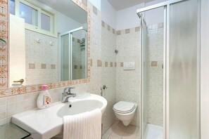 Apartment, 2 Bedrooms | Bathroom | Shower, hair dryer, towels - Appartamento Dante (Florence)