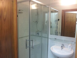Appartamento, 2 camere da letto | Bagno | Doccia, asciugacapelli, bidet, asciugamani